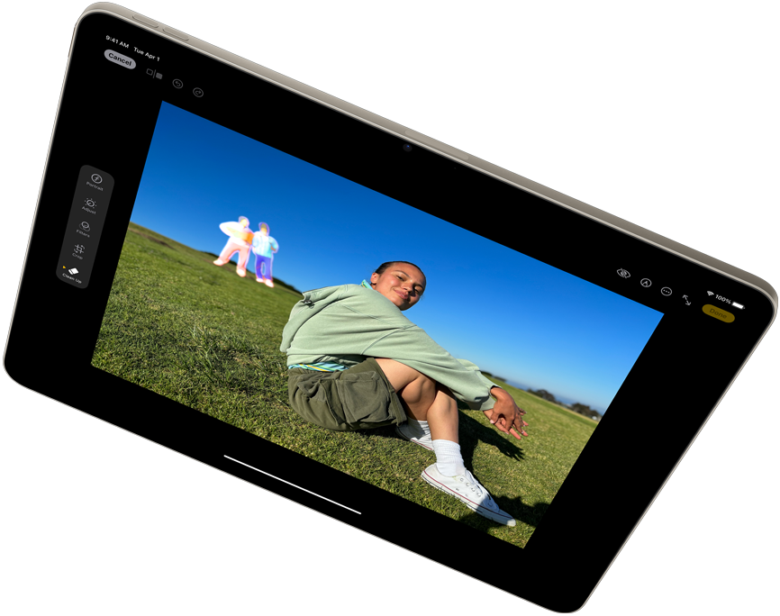 Horizontāli novietots iPad Air demonstrē Apple Intelligence ar Clean up rīku Photos aplikācijā