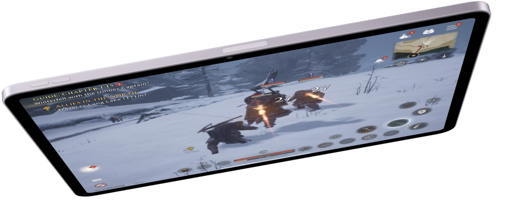 Horizontāli novietota iPad Air ekrānā redzama videospēle, zem tā redzami divi citi iPad Air modeļi