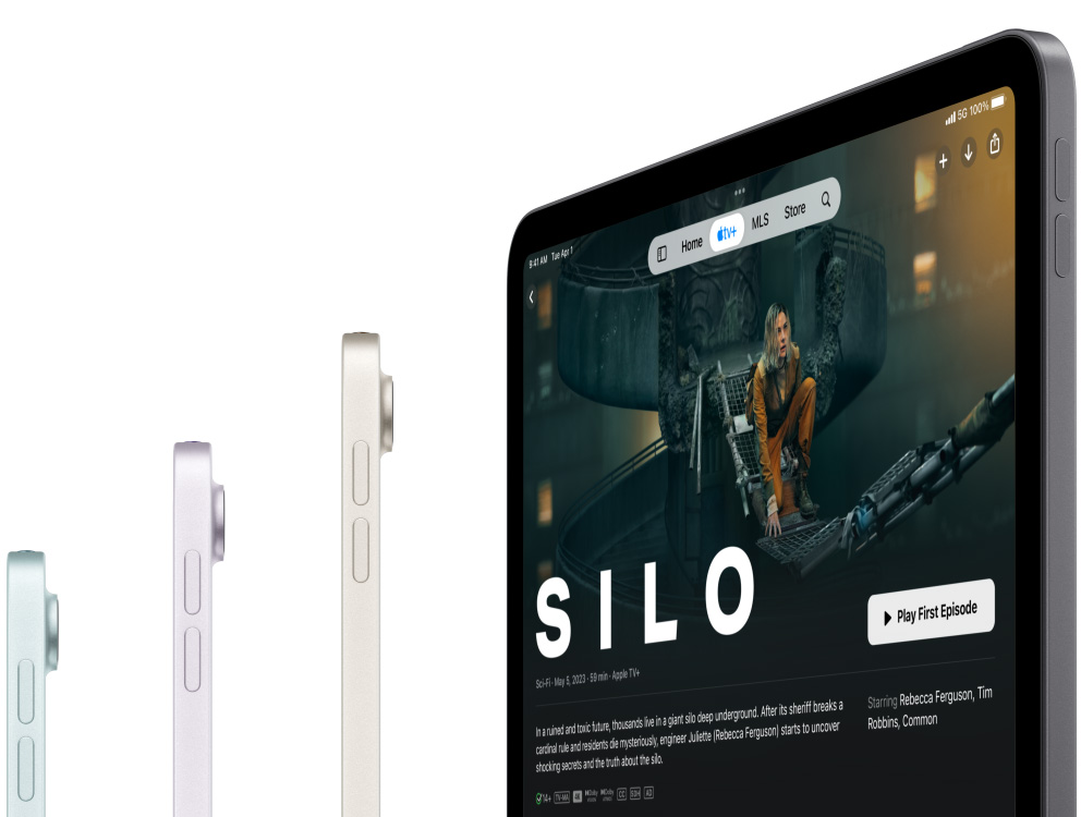 Sānskats uz trim iPad Air modeļiem, ceturtajā tiek rādīts Apple TV Plus seriāls Silo