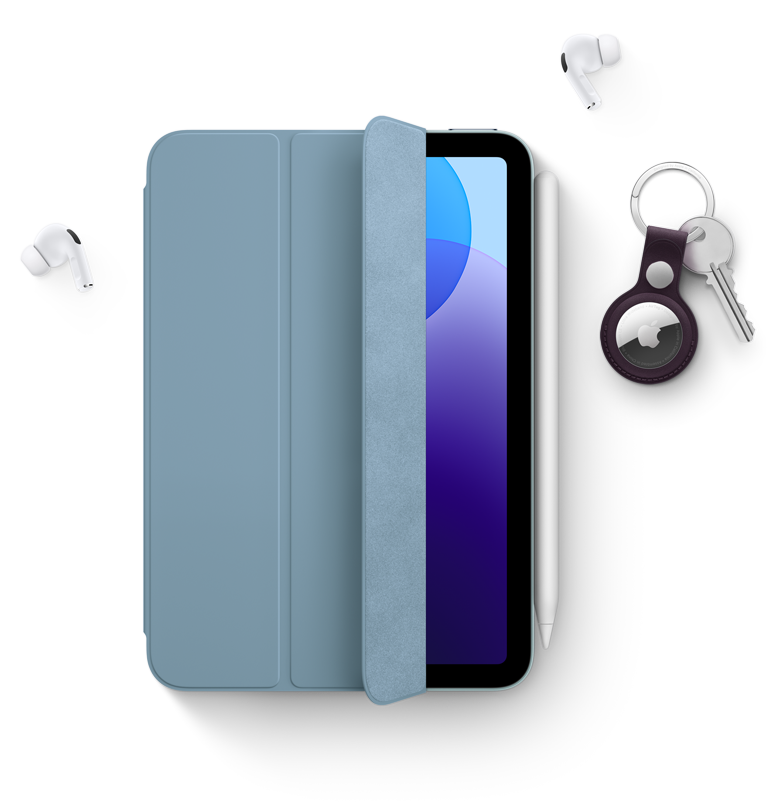 iPad mini Smart Folióval, Apple Pencil Próval, AirPods Próval és kulcskarikára fűzött AirTaggel.