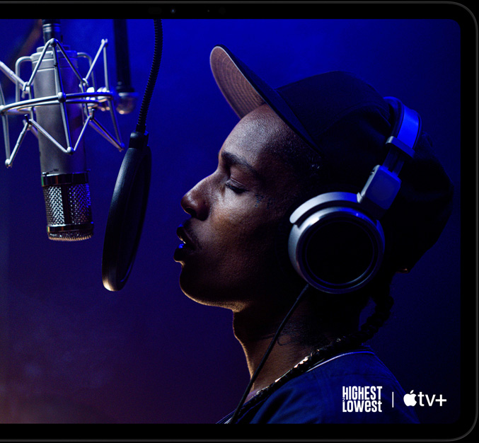 جهاز iPad&nbsp;Pro، الوضع الأفقي، الجزء الأمامي الخارجي، لون أسود فلكي، زوايا مدورة، إطار شاشة أسود، شاشة تُظهر +Apple&nbsp;TV يعرض مشهداً من فيلم Highest&nbsp;2&nbsp;Lowest من أعمال +Apple&nbsp;TV الأصلية مع الفنان ASAP&nbsp;Rocky بدور Yung&nbsp;Felon يغني الراب أمام ميكروفون