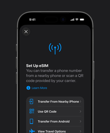 iPhone 17 Pro, predná vonkajšia strana, používajúci funkciu Nastavenie mobilnej služby, pomocou ktorej sa jednoducho prenesie telefónne číslo s eSIM