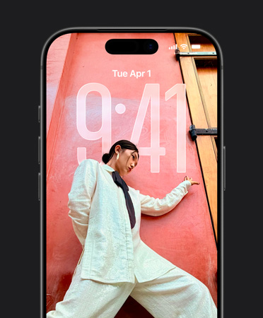 Zamknutá obrazovka iPhonu s časom prispôsobeným fotke zamknutej obrazovky