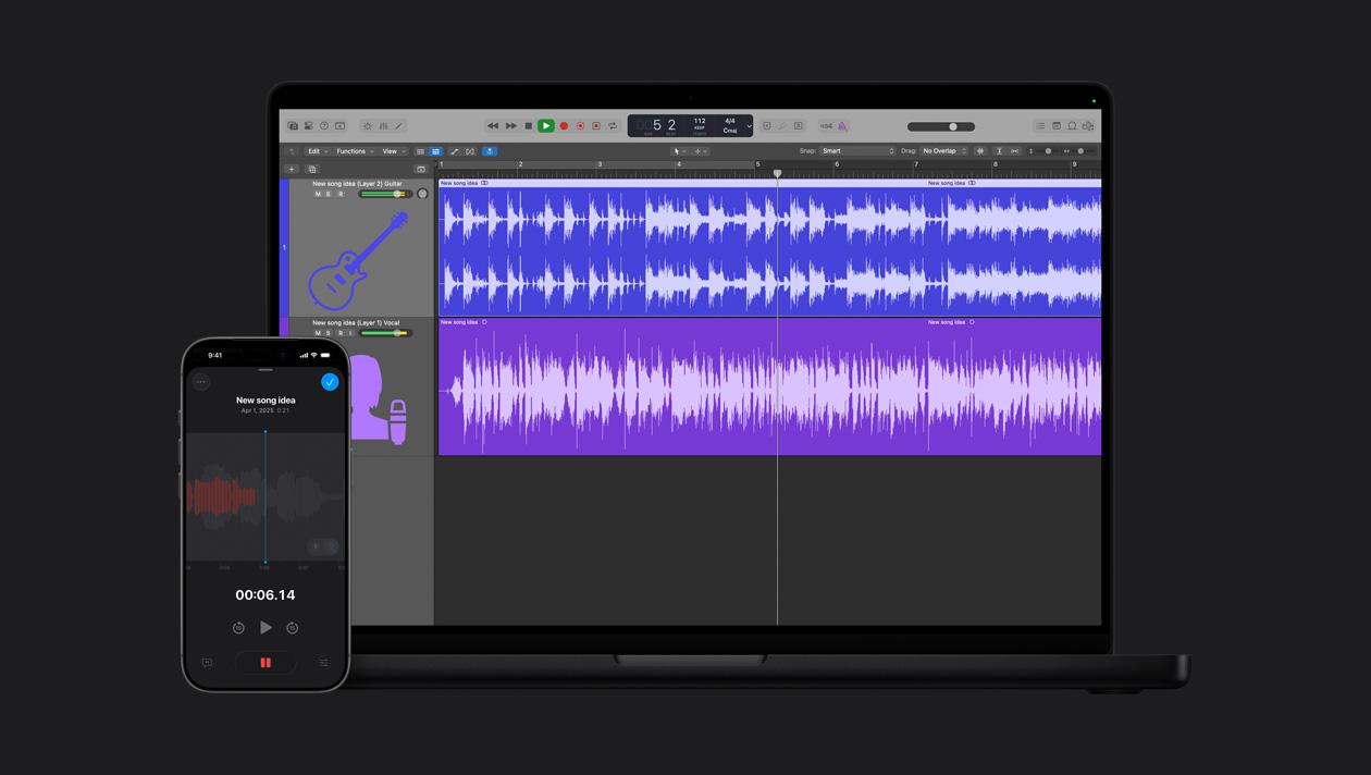 Pantalla de una MacBook Pro de 16 pulgadas que muestra un espacio de trabajo con dos filas para voces y guitarra, ondas de sonido, pantalla de un iPhone 17 Pro con Notas de Voz de Logic Pro, grabación en rojo, ondas de sonido, botón de reproducir, idea para una nueva canción, fecha y duración