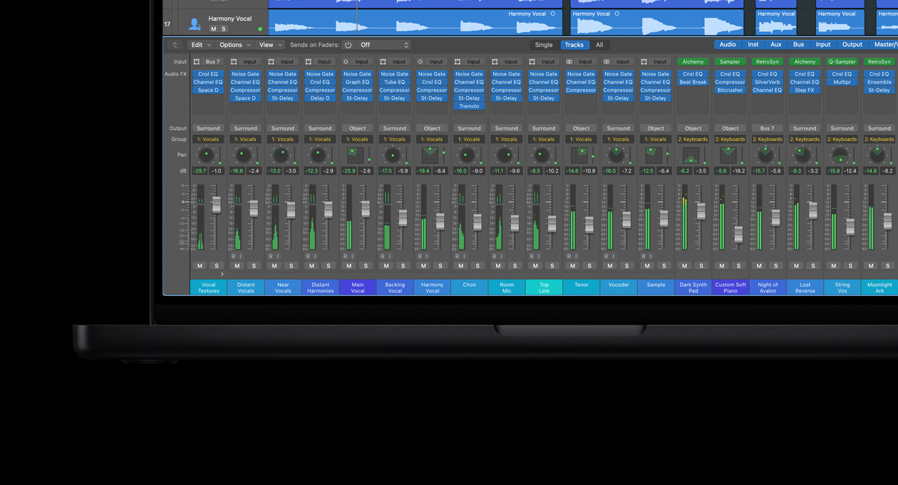 MacBook Pro de 16 pulgadas, consola de mezcla de 24 pistas con faders, instrumentos dispuestos en la parte inferior