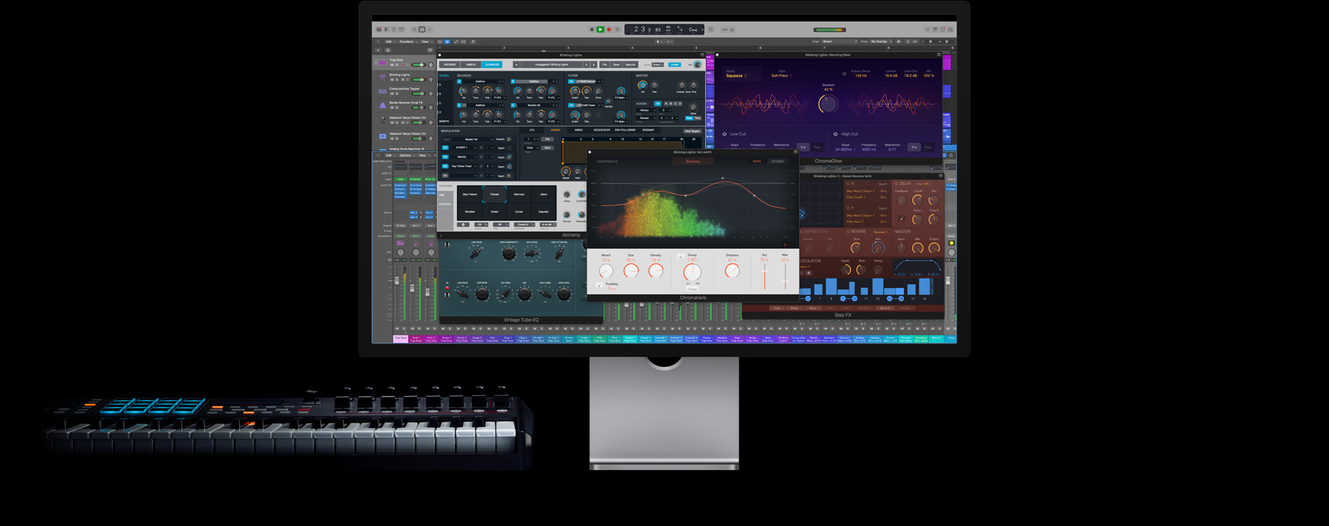 Studio Display para la Mac, pantalla con controles de Logic Pro, teclado a la izquierda de la parte inferior del monitor