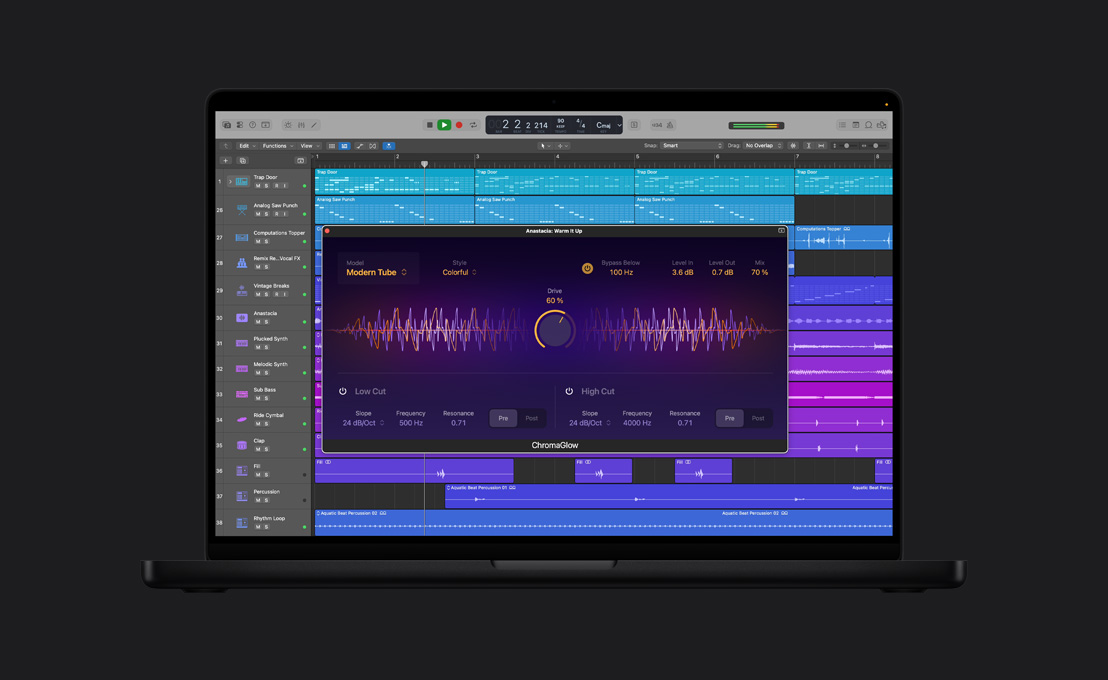 Pantalla de una MacBook Pro de 16 pulgadas que muestra una ventana de ChromaGlow, Anastacia: Warm It Up, modelo, estilo, Bypass Below, Level In, Level Out y ajustes de mezcla
