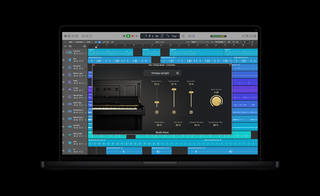 Pantalla de una MacBook Pro de 16 pulgadas que muestra una ventana de Studio Piano, Intro: Vintage Upright - Living Room, con un piano negro a la izquierda, junto con perillas y controles
