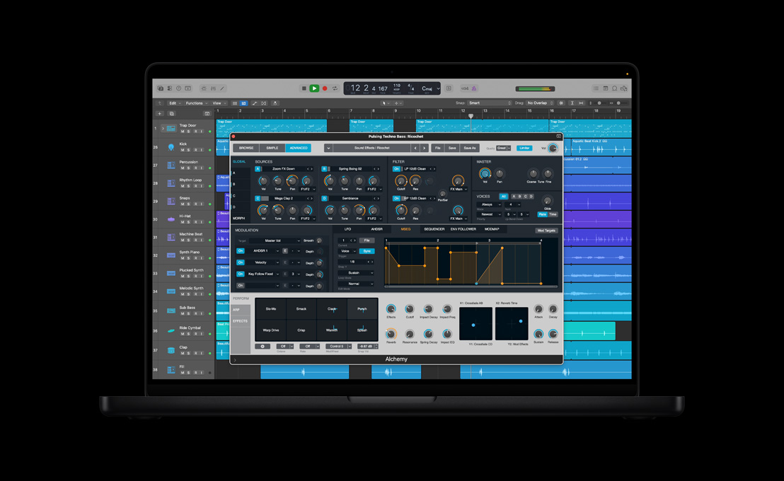 Pantalla de una MacBook Pro de 16 pulgadas que muestra una ventana de Alchemy, Pulsing Techno Bass: Ricochet, junto con controles y efectos avanzados