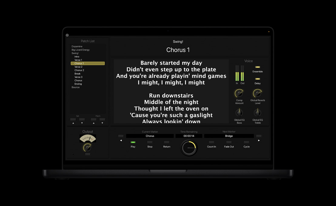 Pantalla de una MacBook Pro de 16 pulgadas que muestra el panel de Lista de Patches a la izquierda, letras de Coro 1 en el centro, ajustes de Voz a la derecha, en la parte inferior están las secciones Salida, Current Marker, Time Remaining y Marcador Siguiente