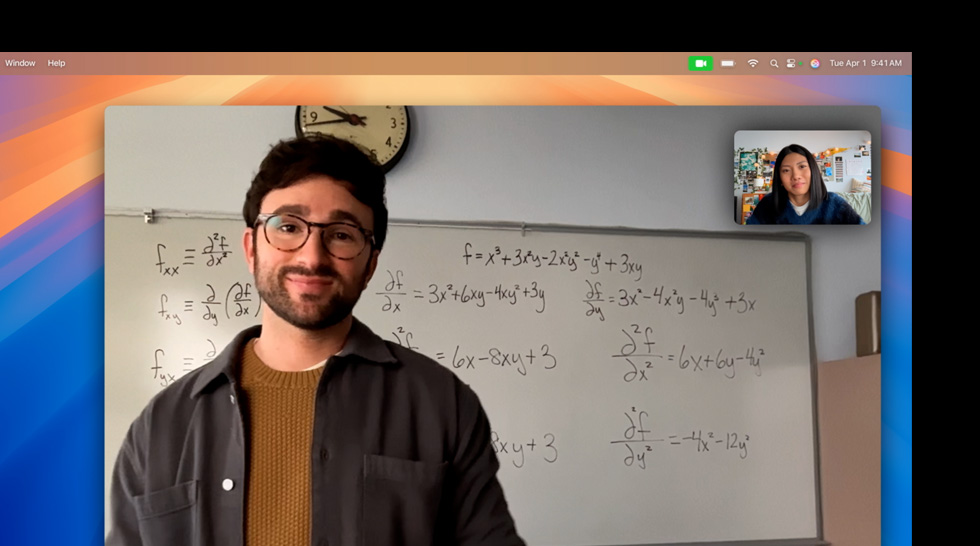 Una videollamada con Encuadre Centrado, que mantiene a la persona centrada en el cuadro mientras esta se mueve.