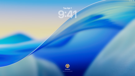 Tre Mac-modeller vist forfra. Til venstre en 16" MacBook Pro i sølv med seneste kontakter i Telefon-appen vist på skærmen, i midten en 24" iMac i blå med macOS Tahoe-baggrunden på skærmen og til højre en 13" MacBook Air i farven midnat, hvor skærmen viser en Spotlight-søgning på skrivebordet med Liquid Glass-versioner af Dock og forskellige widgets såsom Kalender, Ur og Vejr.