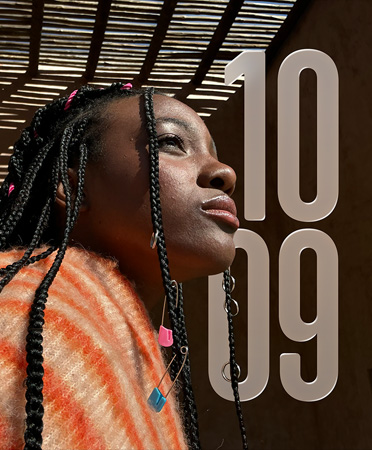 Foto af person til venstre, tidspunkt angivet med gennemsigtige tal i stak til højre, skubbet ind bag personen for at illustrere Fotos-urskiven