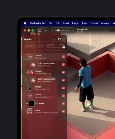 A tela do MacBook Pro de 16 polegadas mostra a ilustração fotográfica de um homem em um labirinto tridimensional estilizado
