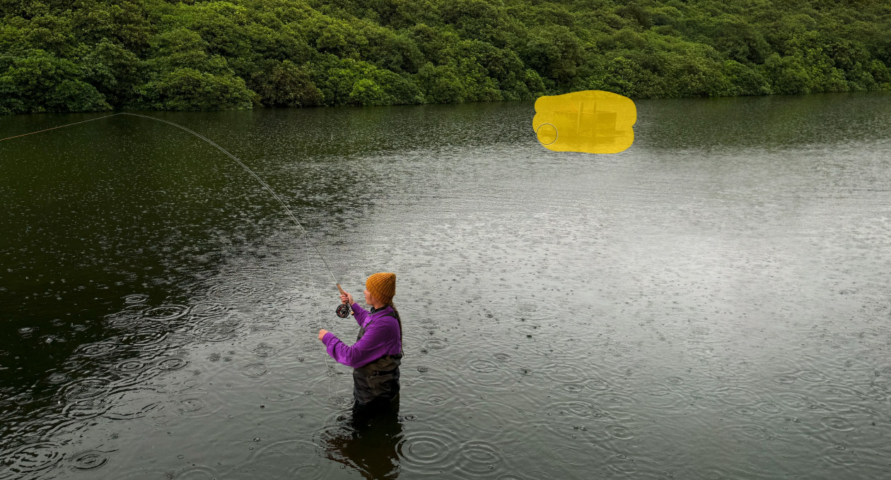 Foto de uma mulher pescando em um lago. A ferramenta do Pixelmator Pro destaca em amarelo e remove um objeto indesejado ao fundo
