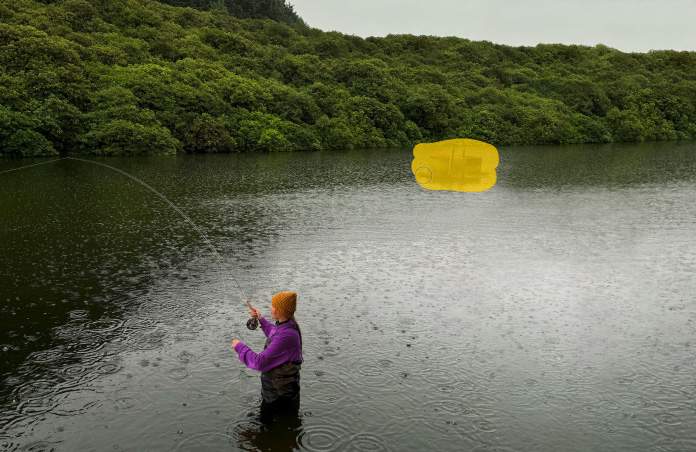 Foto de uma mulher pescando em um lago, e a ferramenta do Pixelmator Pro removendo objetos indesejados