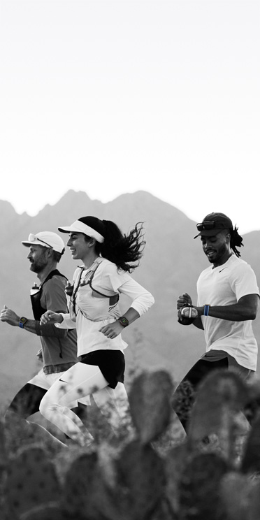 Trois personnes courant dans le désert suivent leur séance d’entraînement sur leur Apple Watch Ultra 3