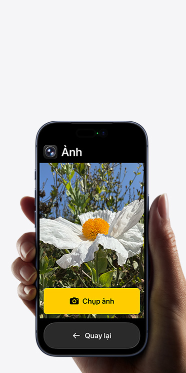 Màn hình iPhone 17 Pro hiển thị giao diện ứng dụng Camera giản lược với bông hoa trắng trong khung hình, nút “Chụp ảnh” và nút “Quay lại” bên dưới